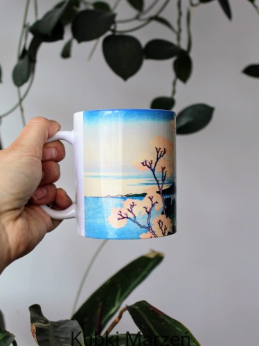 Kubek z reprodukcją pejzażu autorstwa Katsushika Hokusai