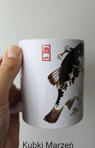 Kubek z żabą 330 ml – żaba z rybą, kubek ceramiczny z grafiką Matsumoto Hoji