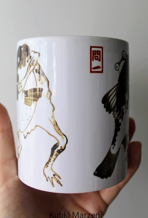 Kubek z żabą 330 ml – żaba z rybą, kubek ceramiczny z grafiką Matsumoto Hoji