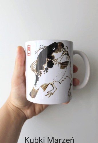 Kubek z żabą 330 ml – żaba z rybą, kubek ceramiczny z grafiką Matsumoto Hoji