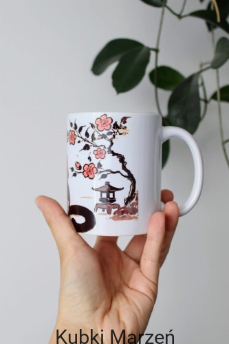 Kubek z czarnym kotem w kimono, kwiaty sakura, 330ml