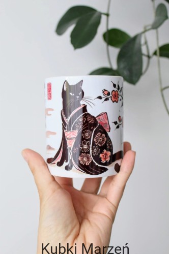 Kubek z czarnym kotem w kimono, kwiaty sakura, 330ml