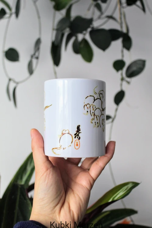 Biały kubek ceramiczny z historyczną grafiką japońską