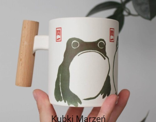 Kubek z drewnianą rączką trzy smutne żaby