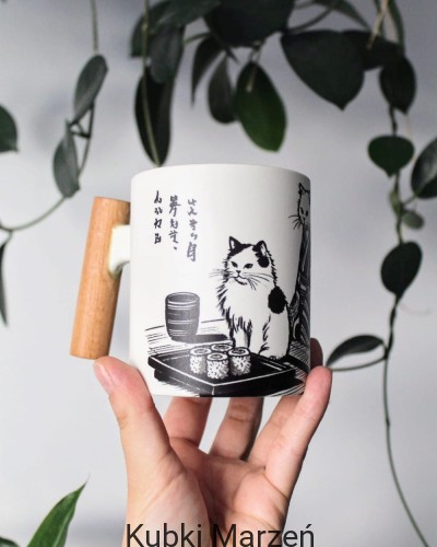 Kubek  z drewnianą rączką, z kotkami w kimonie i sushi