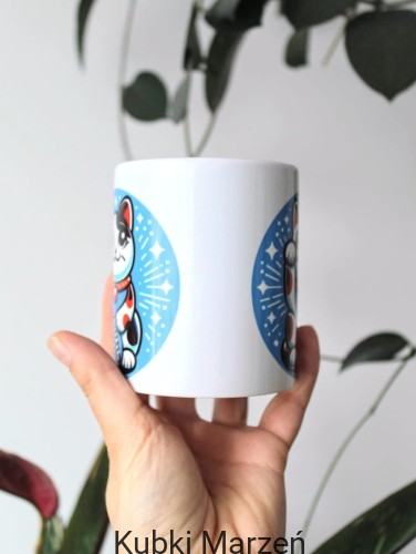 Kubek Kot szczęścia - Maneki Neko na niebieskim tle 330ml