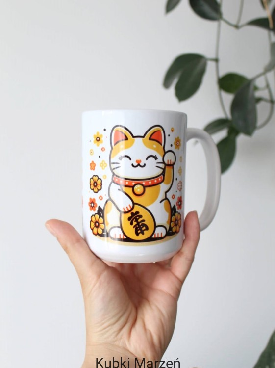 Kubek Kot szczęścia - Maneki Neko żółty tle 450ml