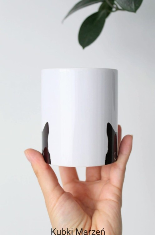 Kubek „Czarny Kot patrzy” – minimalistyczny kubek z kocim motywem, 330ml