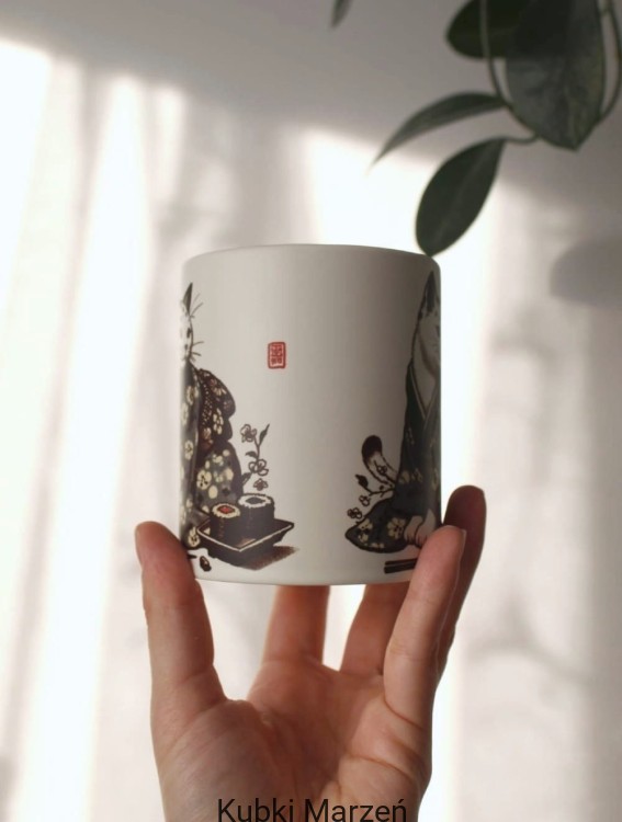 Kubek „Kot w kimonie w kwiaty Sakura” z drewnianym uchwytem, 330 ml