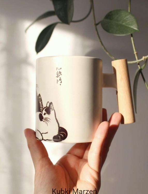 Kubek z drewnianą rączką Koty kimono i sushi 330ml