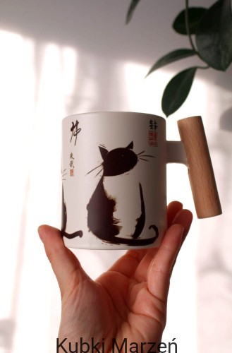 Kubek „Koty Matsumoto Hoji” – ceramika ecru z drewnianym uchem, 330 ml