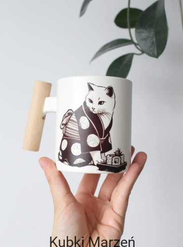 Kubek z białym kotem w kimonie – ceramiczny kubek z drewnianym uchwytem, 330ml