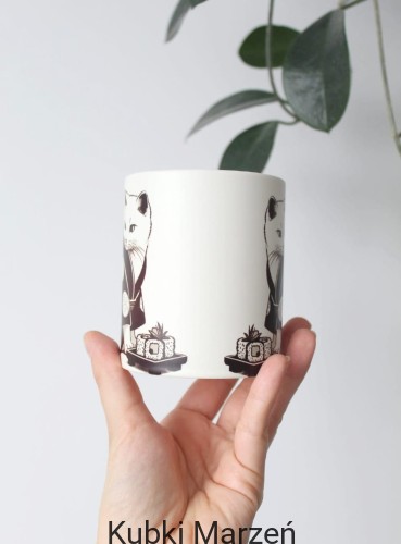 Kubek z białym kotem w kimonie – ceramiczny kubek z drewnianym uchwytem, 330ml