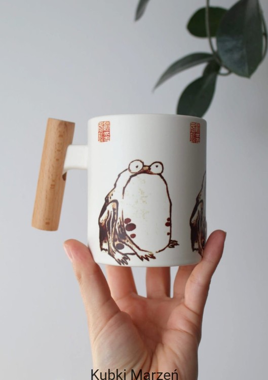 Kubek z drewnianą rączką 330 ml – Żaba Itō Jakuchū | ceramika ecru
