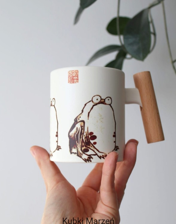Kubek z drewnianą rączką 330 ml – Żaba Itō Jakuchū | ceramika ecru
