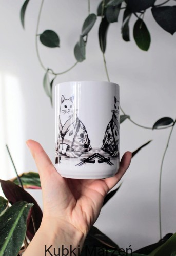 Kubek 450 ml „Koty w Kimonach” – japońska ilustracja, biały ceramiczny kubek