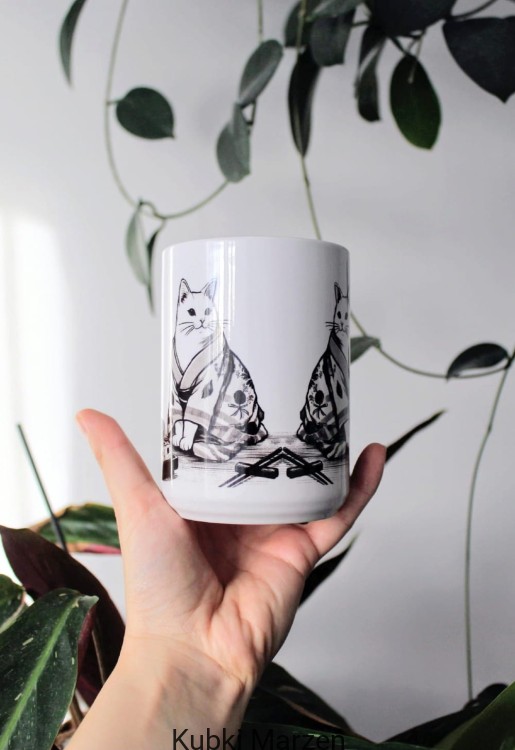 Kubek 450 ml „Koty w Kimonach” – japońska ilustracja, biały ceramiczny kubek