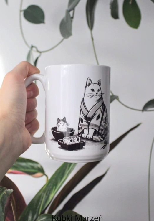 Kubek 450 ml „Koty w Kimonach” – japońska ilustracja, biały ceramiczny kubek